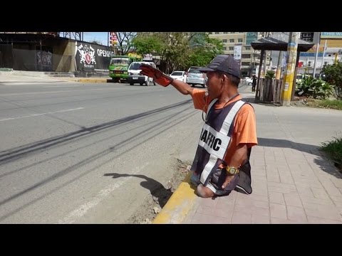 بالفيديو.. شرطي بلا ساقين يضبط حركة