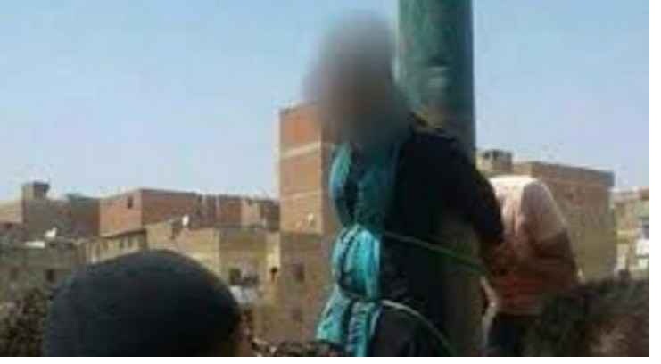بالفيديو.. مصريون يربطون سيدة على عامود