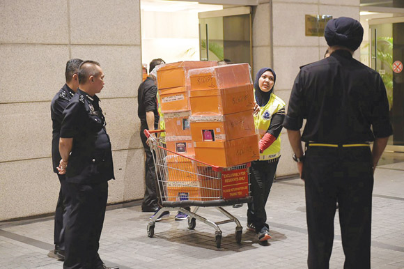 ماليزيا تشكل فريقا للتحقيق مع رئيس