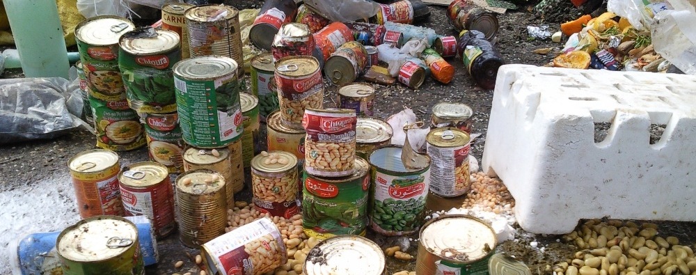 مواطن يبيع معلبات وأغذية تالفة حصل