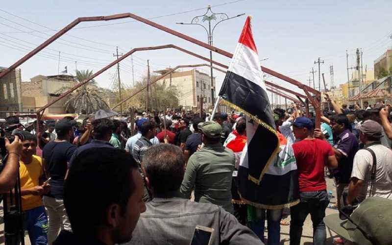 محتجون عراقيون يواصلون اعتصاماتهم لليوم الثالث