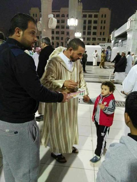 بالصور.. quotبني حميدةquot يوزعون تمورا عن
