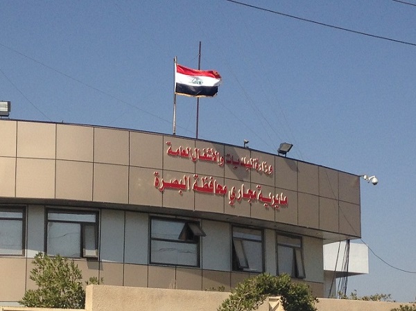 معلمو البصرة يقتحمون مبنى المحافظة احتجاجا