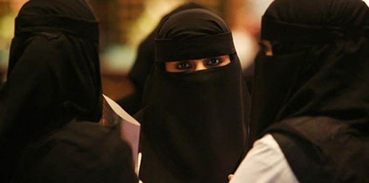 جامعة سعودية تفصل 27 طالبة لتشبههن