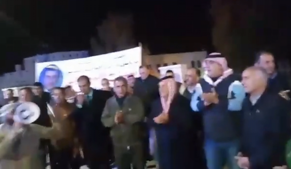 وقفة احتجاجية ردا على لقاء عاطف