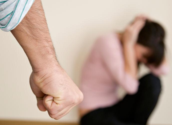 قوة المرأة بضعفها وضعف الرجل بقوته