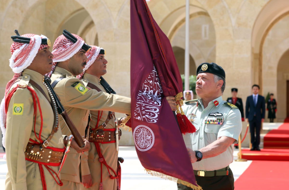 جلالة الملك يسلم علم القائد الأعلى