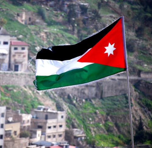اللجنة الوطنية للمتقاعدين العسكريين: لا علم