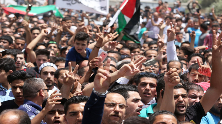 القوميون واليساريون يحتجون قرب السفارة الإسرائيلية: