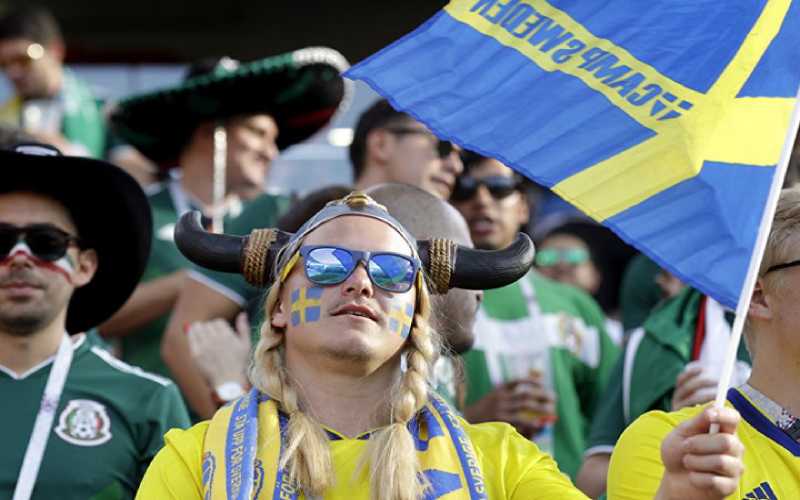 الشوط الأول.. هجمات متبادلة بين السويد