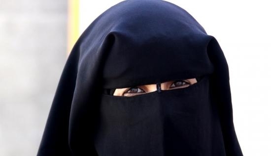مصر تبدأ حظر النقاب