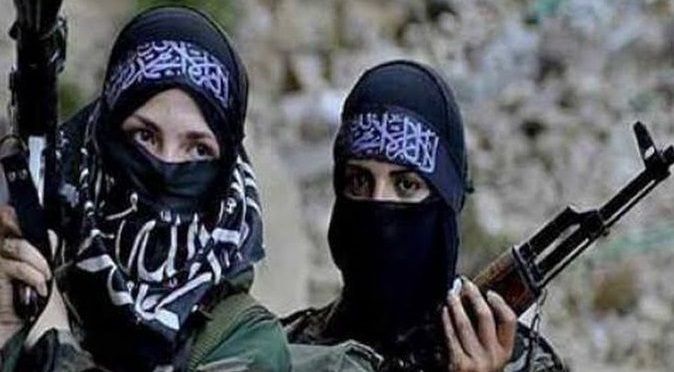 زوجات ثلة من الدواعش يخلعنهن عبر