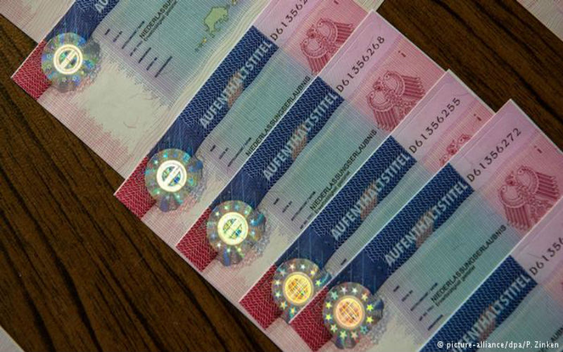 لاجئون يبيعون وثائق لجوئهم الألمانية عبر
