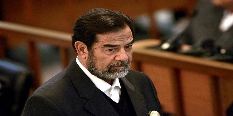 بالصور.. خطاط عراقي يكتب القرآن بدم