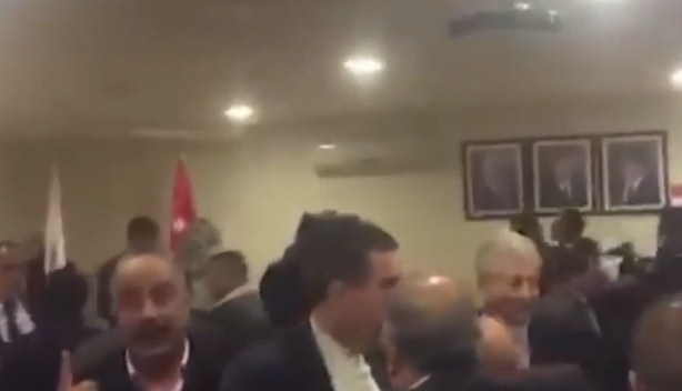 بالفيديو .. مشادات بين صحفيين ودبلوماسي