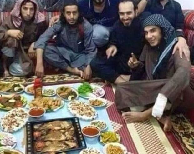 (ديلي ميل): مقاتلو (داعش) يفطرون على