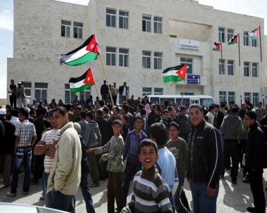 طلبة جامعيون يدهنون 13 صفا طلابيا