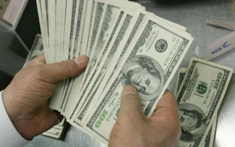 انخفاض سعر صرف الدولار عالميا