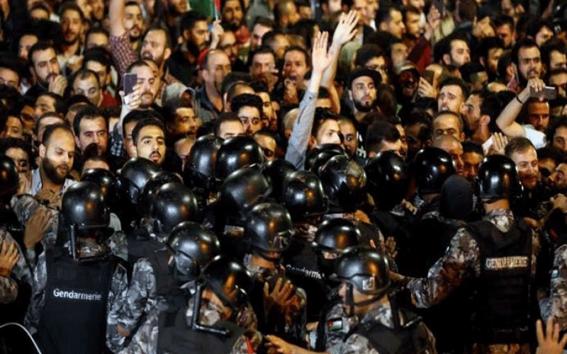 عودة الهدوء لشوارع الزرقاء والانظار تتجه