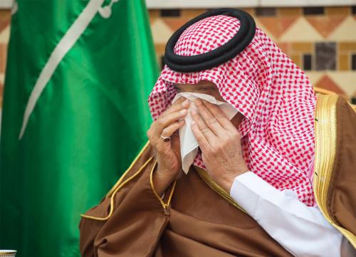 الملك سلمان مودعا أخاه تركي لمثواه