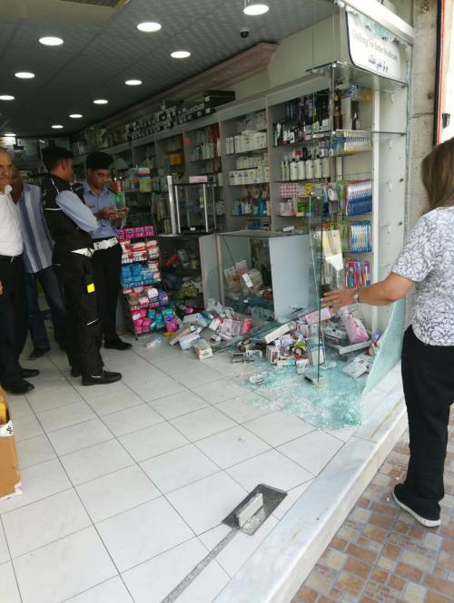 سيدة تقتحم صيدلية بمركبتها في عمان