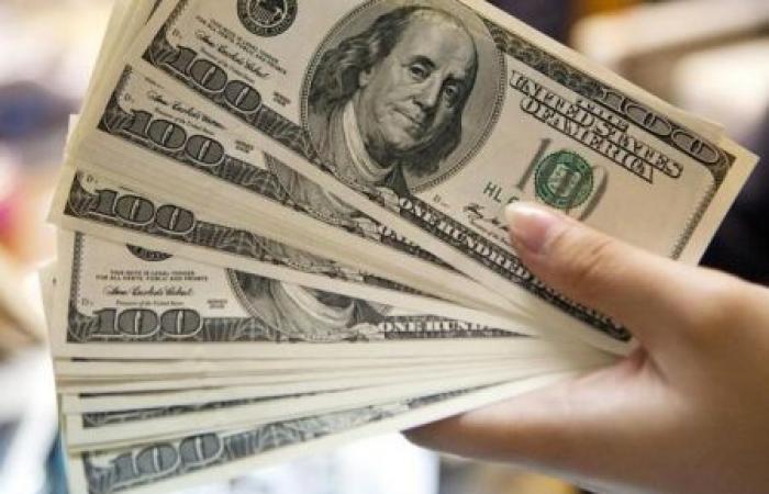 الدولار يتراجع مع تزايد التوقعات بتقليص
