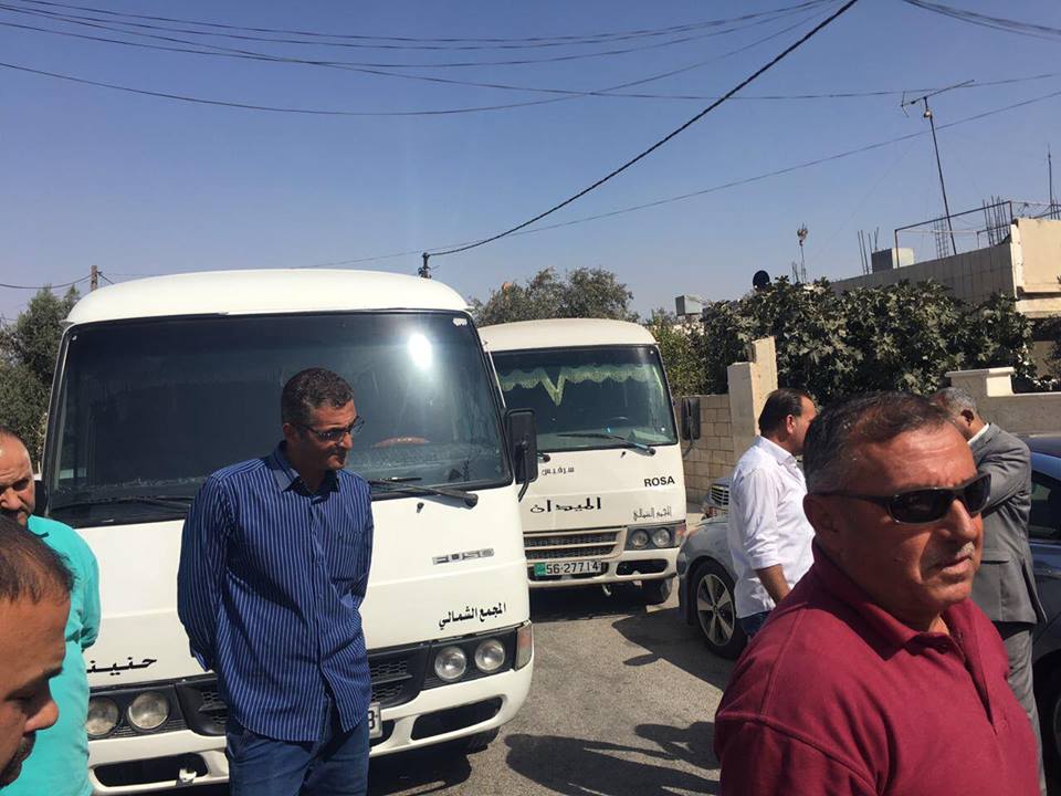 شاهد بالصور .. إعتصام أصحاب باصات