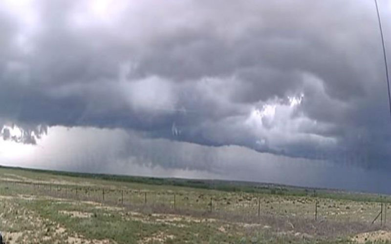 انقطاع الكهرباء عن مئات الآلاف في