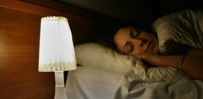 9 طرق تساعدك على النوم بالجو