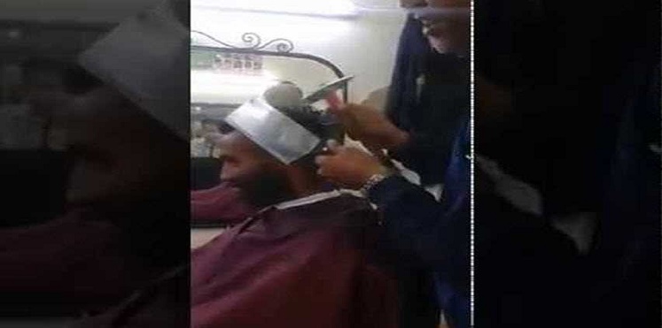 بالفيديو.. حلاق مغربي يقص شعر زبائنه