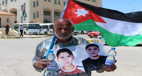 والد الطفل الاردني الاسير يواصل اضرابه
