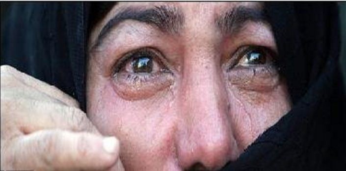 حزنا على ابنها.. أردنية تفاجئ العمال