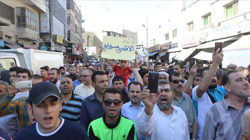 توقيف (25) حدث في مخيم البقعة