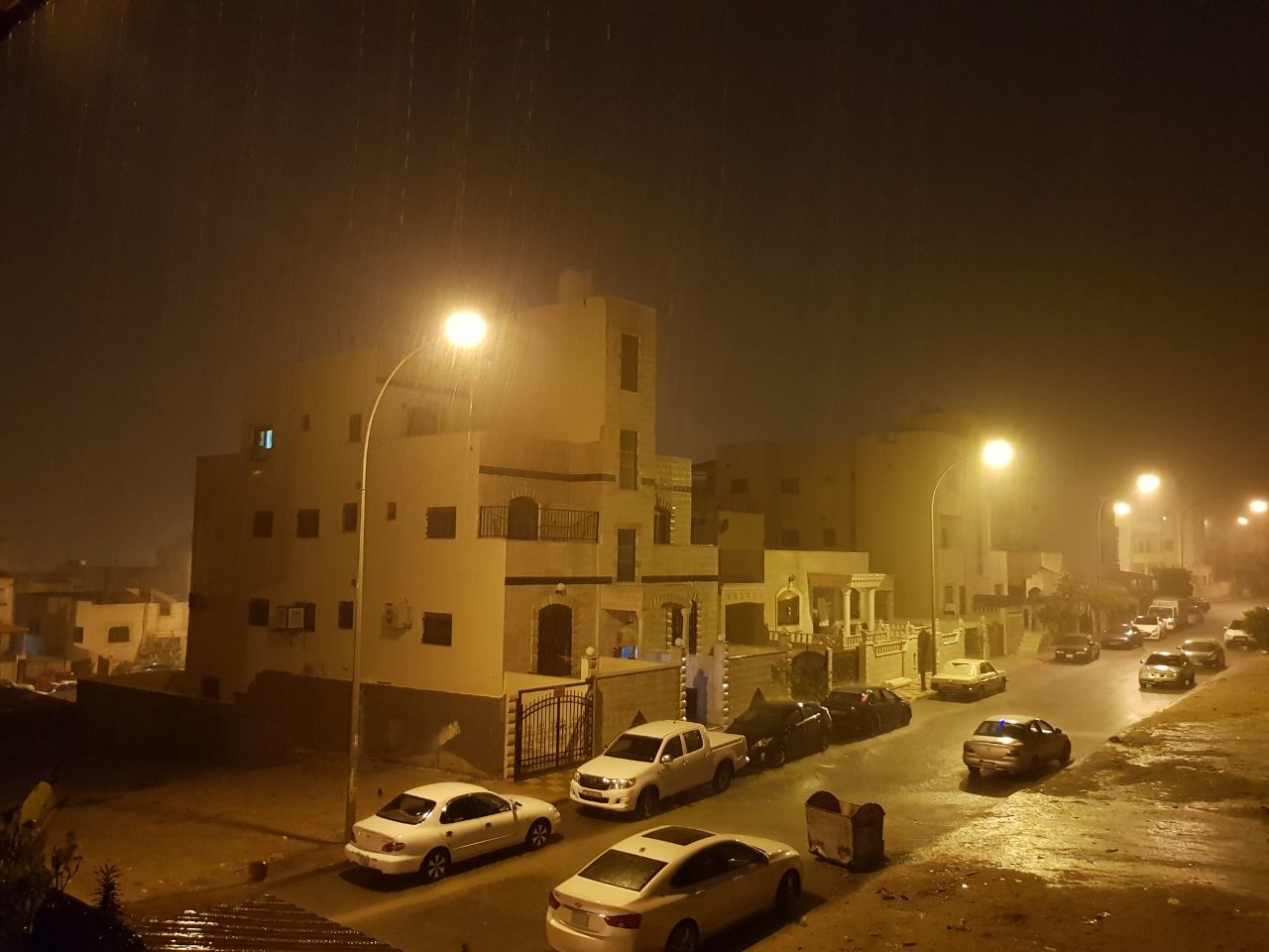 بالفيديو والصور.. ليلة باردة وأمطار وعواصف