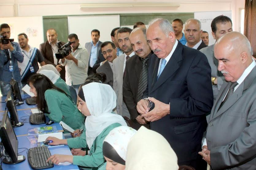 إطلاق مشروع تركيب (100) مختبر حاسوب