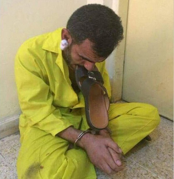 بالفيديو والصور.. إجبار داعشي شارك في