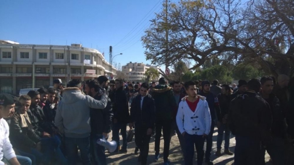 أولياء أمور الطلبة الدارسين بالخارج يعلقون