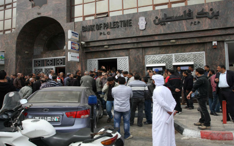 السلطة تصرف رواتب موظفيها في غزة