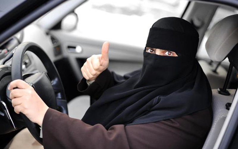السعوديات يبدأن قيادة السيارات الأحد
