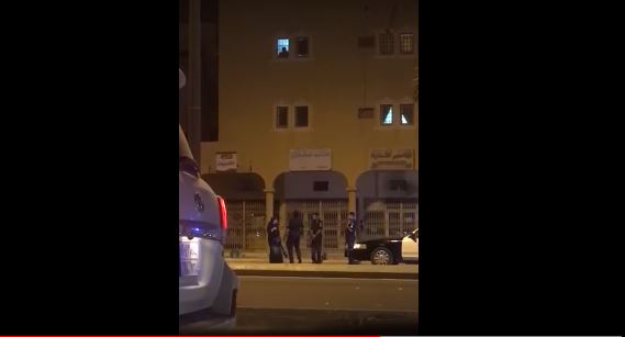 بالفيديو .. فتاة تحمل ساطورا وتغلق