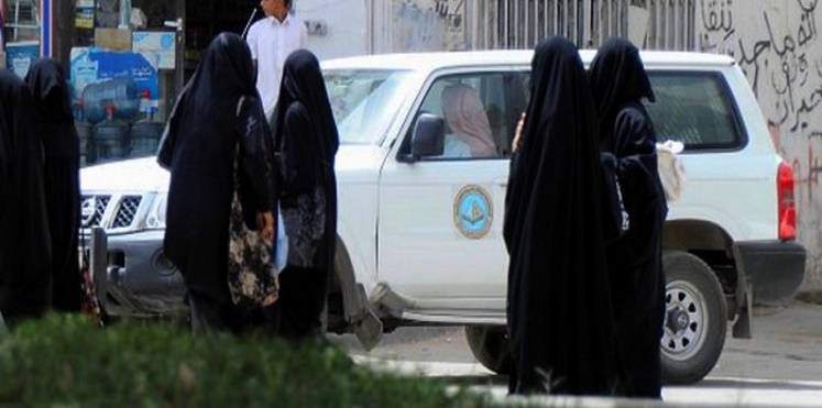 بالفيديو.. تحرش جماعي بفتاتين في الرياض
