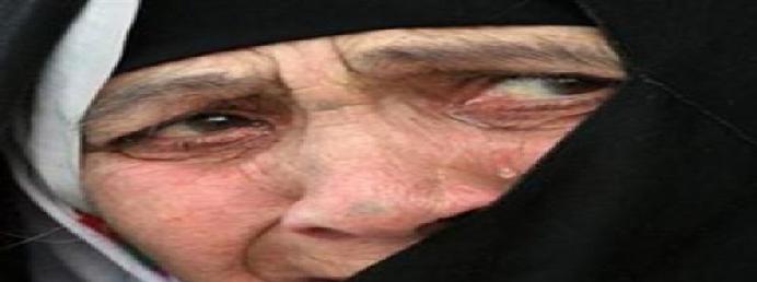 ابن يطرد أمه من منزلها