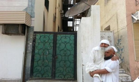 يحمل والده المشلول إلى الصلاة ..