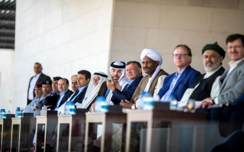 الملك يسلم جوائز الفائزين بمسابقة الفارس