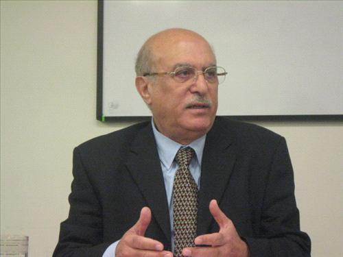 العدوان ينتقد