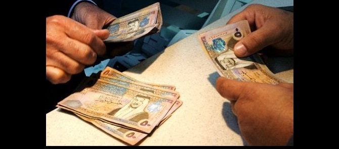صرف رواتب العاملين والمتقاعدين قبل عيد