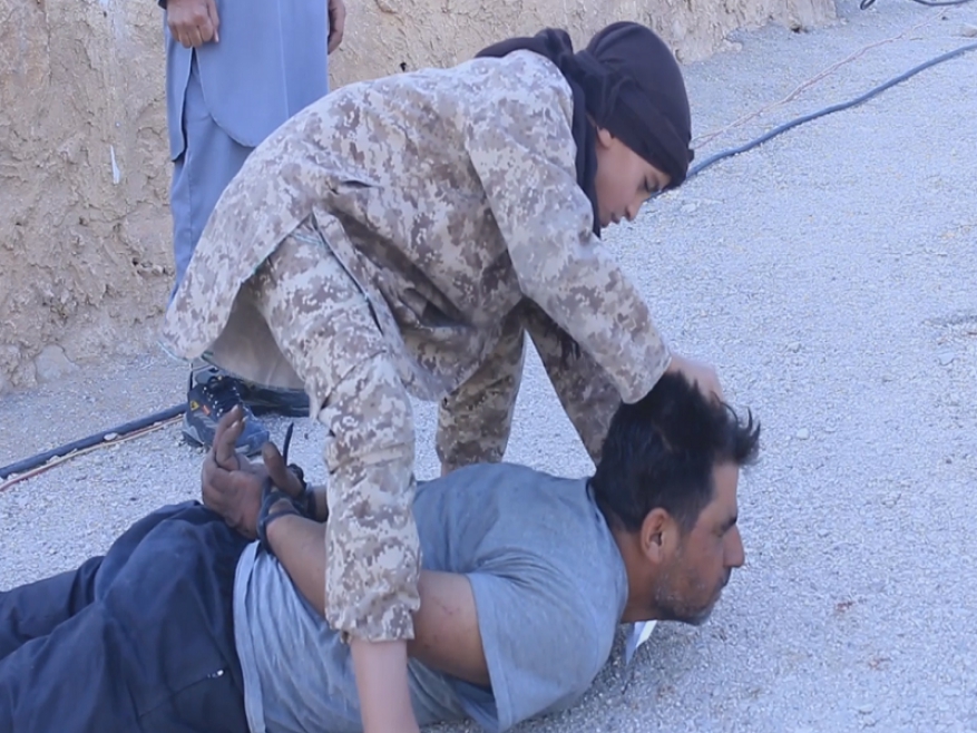 تنظيم الدولة يبث تسجيلا لذبح نقيب