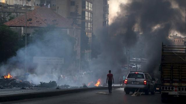 مكافحة الشغب بلبنان تفرق المحتجين على