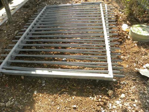 وفاة طفل بسقوط بوابة حديدية في