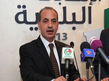 وزير البلديات يفتتح قاعة القمرين في